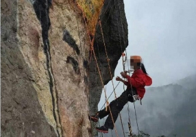 37岁女驴友花痴在岩壁上追男人画巨幅画像